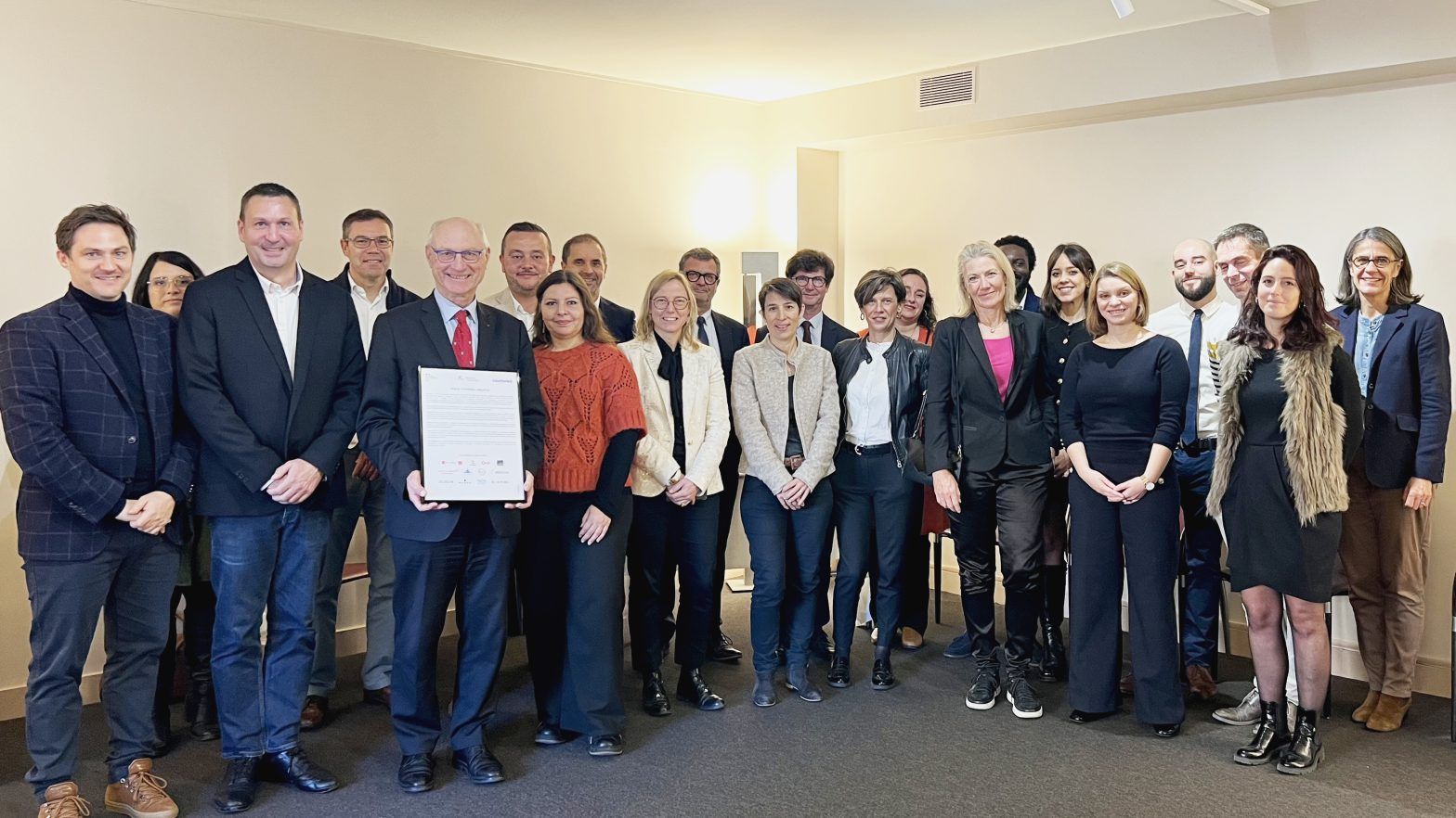 L'ensemble des signataires du partenariat 1001 Vies Habitat et Cautionéo