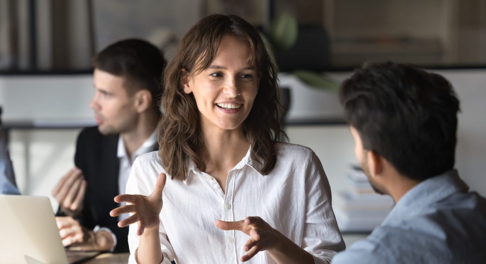 Des collègues échangent dans le cadre d'un "vis ma vie métiers" 1001 Vies Habitat