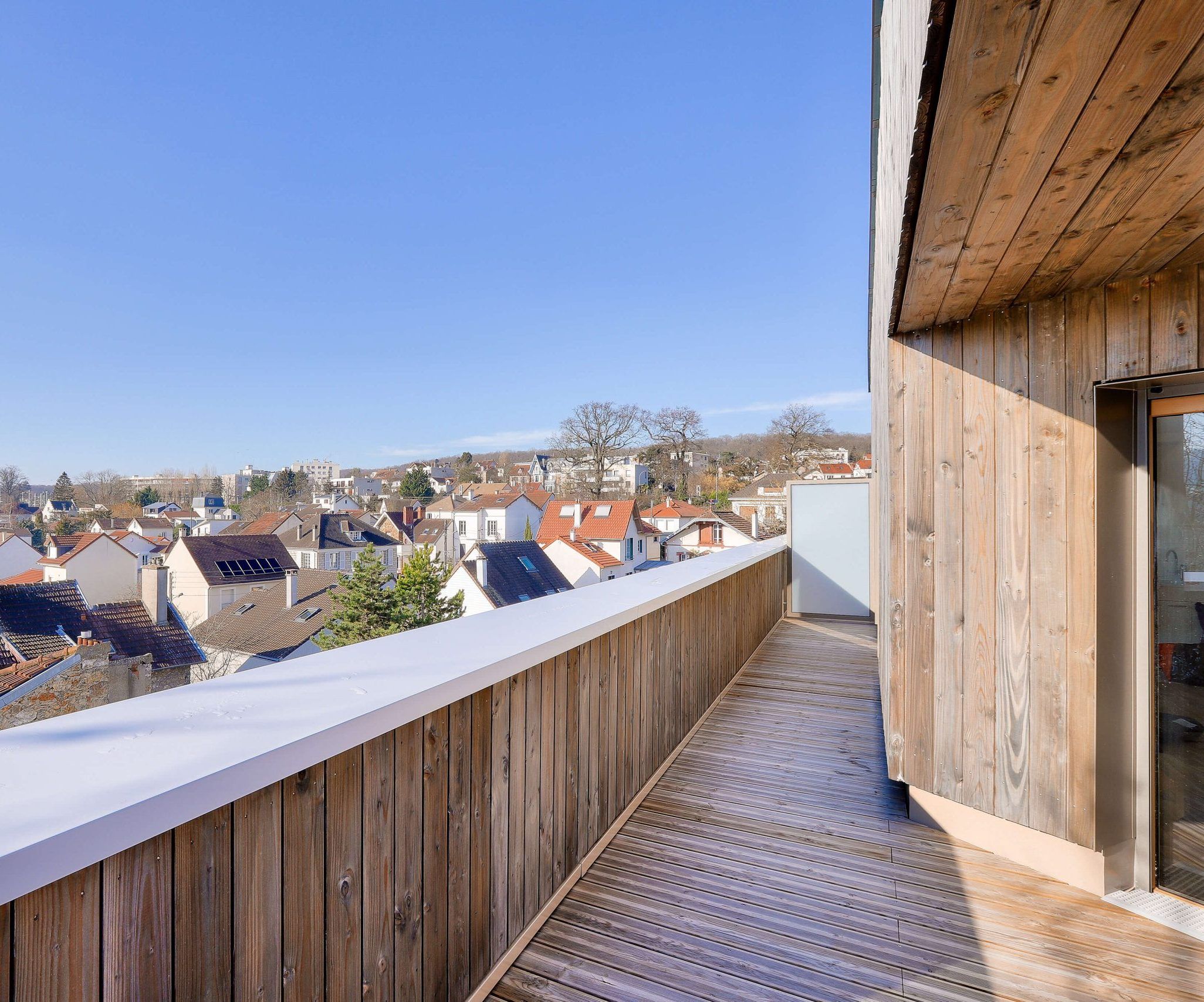Vue depuis un balcon en bois de la résidence bas carbone Jehan Despert 1001 Vies Habitat
