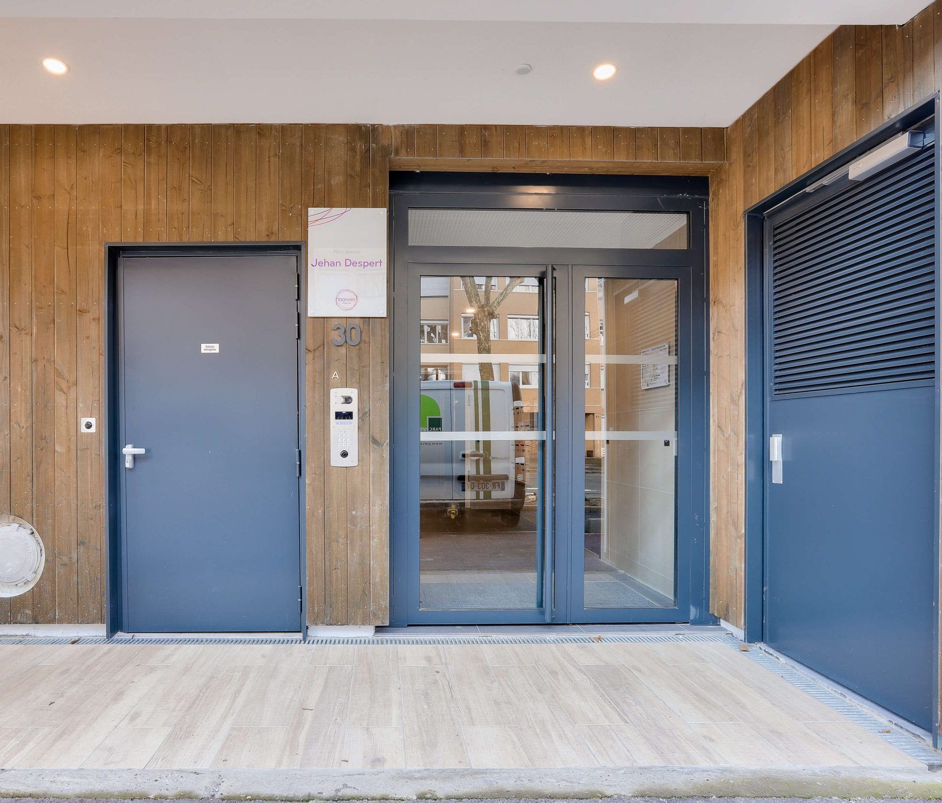 Hall d'entrée d'immeuble logements sociaux Jehan Despert à Viroflay dans les Yvelines Île-de-France.