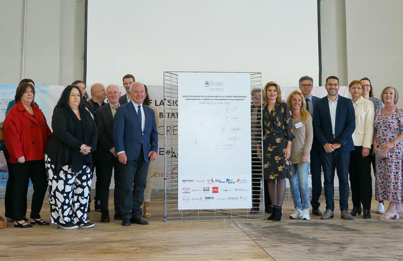 1001 Vies Habitat participe à la signature de la charte CCAS à Antibes Juan-les-Pins